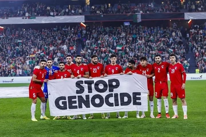 L'équipe basque avec une banderole "stop génocide"