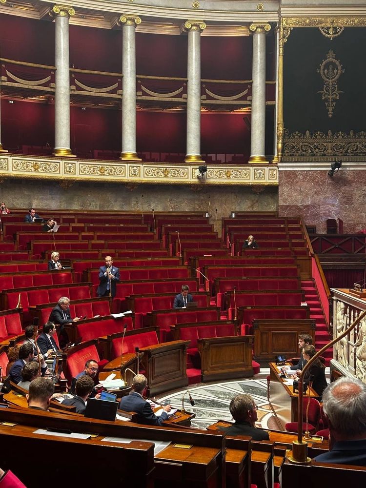 Images des bancs du RN vides à l'assemblée nationale 