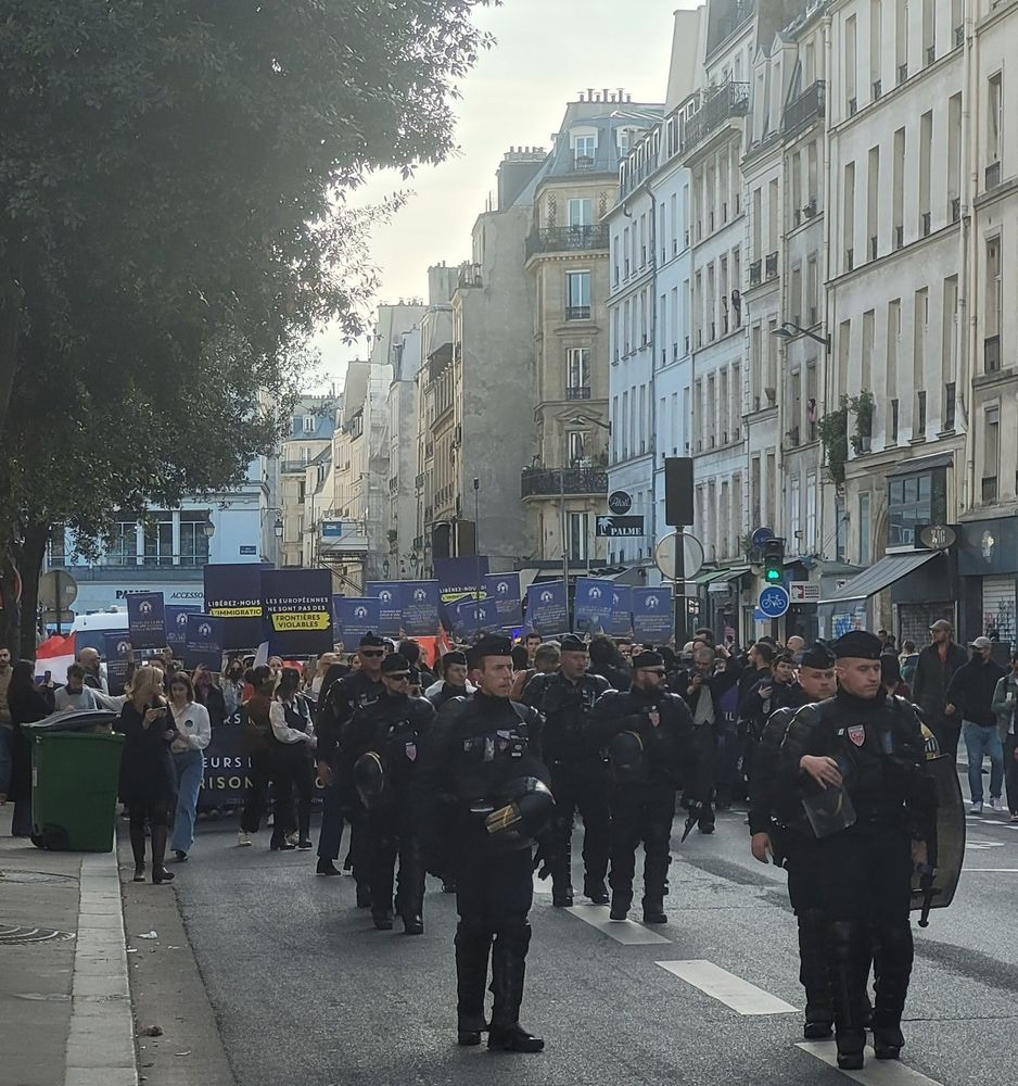 Le cortège Némésis protégé par les flics