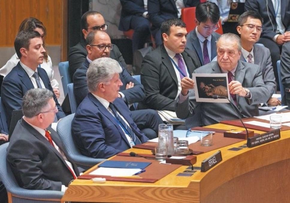Photo de l'ambassadeur d'Algérie présentant la photo