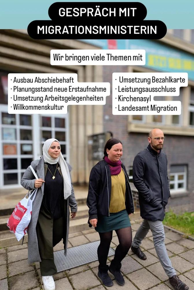  Drei Personen laufen auf einem Gehweg vor einem Gewerkschaftsgebäude. Links eine Frau mit weißem Kopftuch, grauem Mantel und Tragetasche, in der Mitte eine Frau mit dunklem Haar, gelber Bluse und schwarzer Jacke, rechts ein Mann mit Brille, grauem Mantel und grauer Hose. Alle wirken konzentriert.

Im oberen Bereich des Bildes stehen schwarze und weiße Textboxen mit folgendem Inhalt:
„Gespräch mit Migrationsministerin – Wir bringen viele Themen mit.“ Darunter eine Auflistung:

1. Ausbau Abschiebehaft
2. Planungsstand neue Erstaufnahme
3. Umsetzung Arbeitsgelegenheiten
4. Willkommenskultur
5. Umsetzung Bezahlkarte
6. Leistungsausschluss
7. Kirchenasyl
8. Landesamt Migration

Der Hintergrund zeigt einen Gebäudeeingang mit großen Fenstern und Backsteinfassade.

