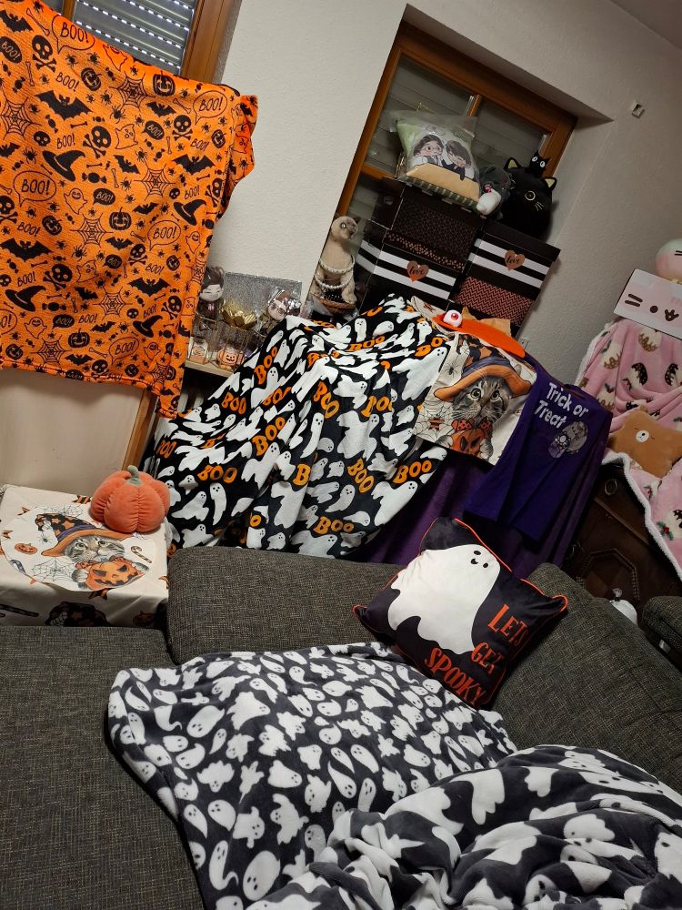 Ein Wohnzimmer mit Halloween-Deko .