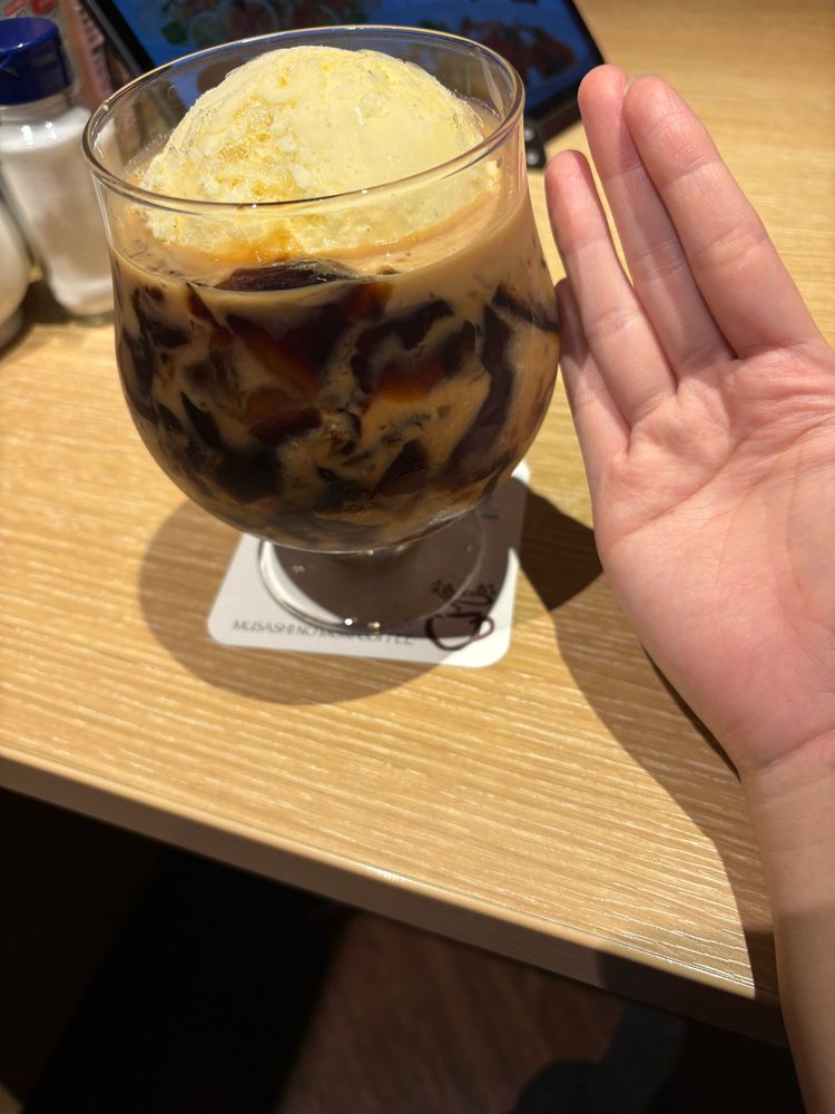 武蔵野森で頼んだコーヒーゼリーフロートみたいな名前のっっ
大きいので記念撮影