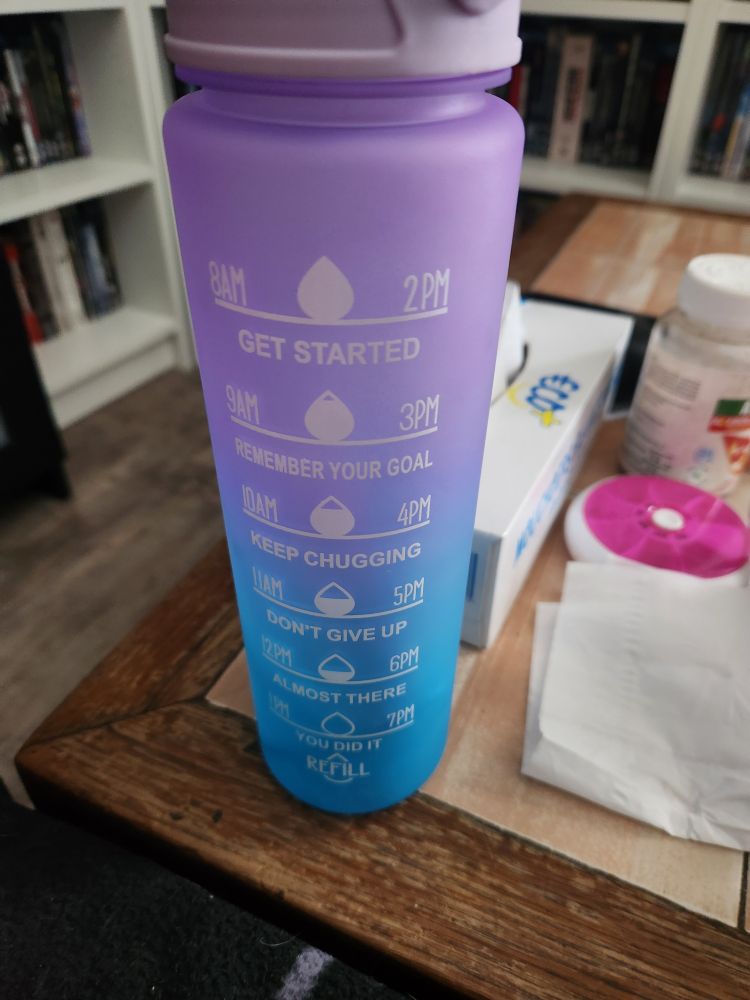 Gourde de couleur dégradée violet à bleu avec une échelle de mesure qui part de 8 heure du matin à 13 heure puis sur le même niveau, de 14 heure à 19 heure
Chaque niveau est accompagné d’un message d’encouragement en anglais : get started, Remember your goal, keep chugging, don’t give up, almost there, you did it.
En bas de la gourde il est ecrit "refill" ppur inciter à re remplir et reprendre le cycle à 14h
