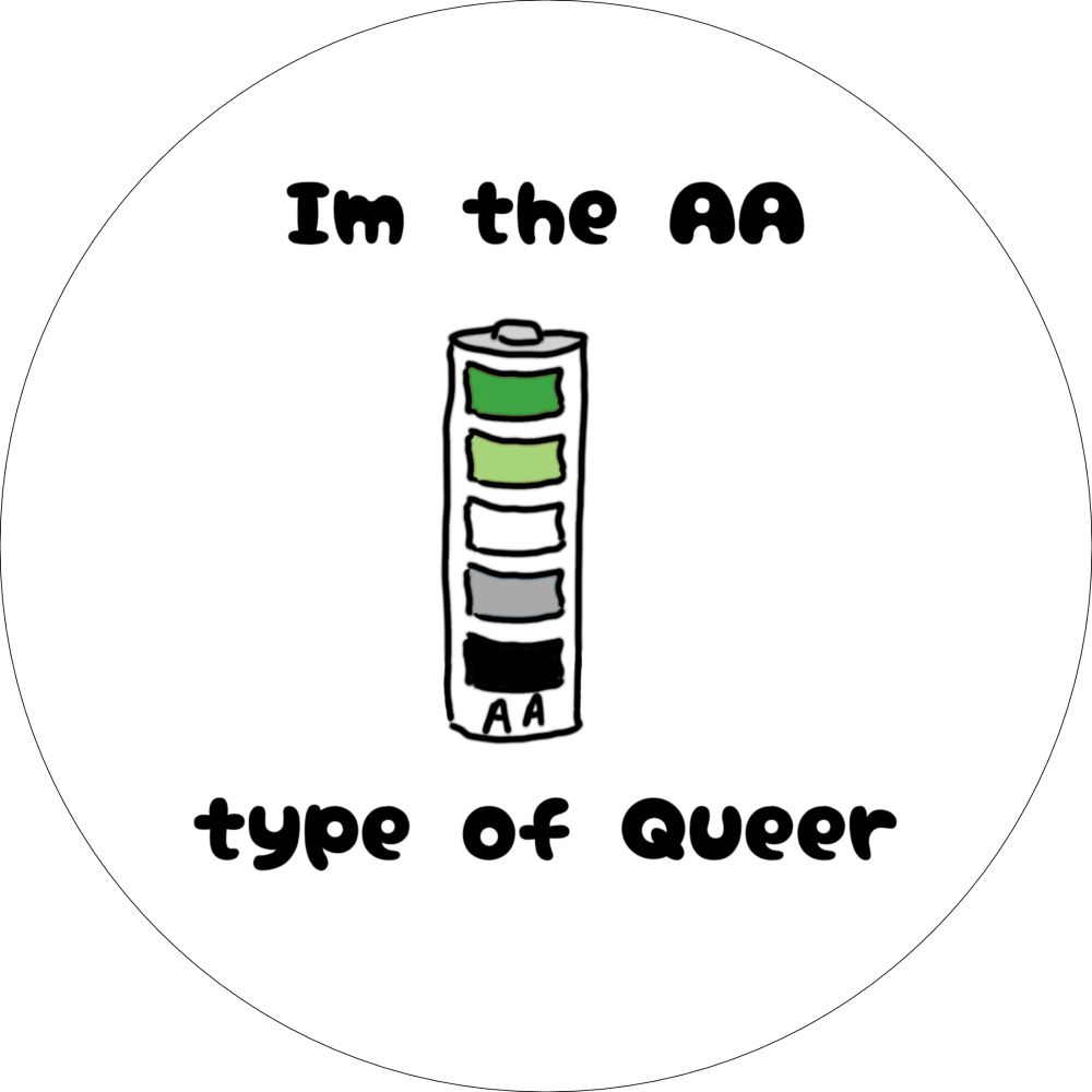 badge représentant une pile avec le texte au dessus et en dessous "I’m the AA type of Queer". Dans chaque pile des petits carrés comme les icônes de chargement. Le badge a ces carrés de chargement dans différentes couleurs représentant le drapeau aromantique (vert gazon vert clair blanc gris noir)