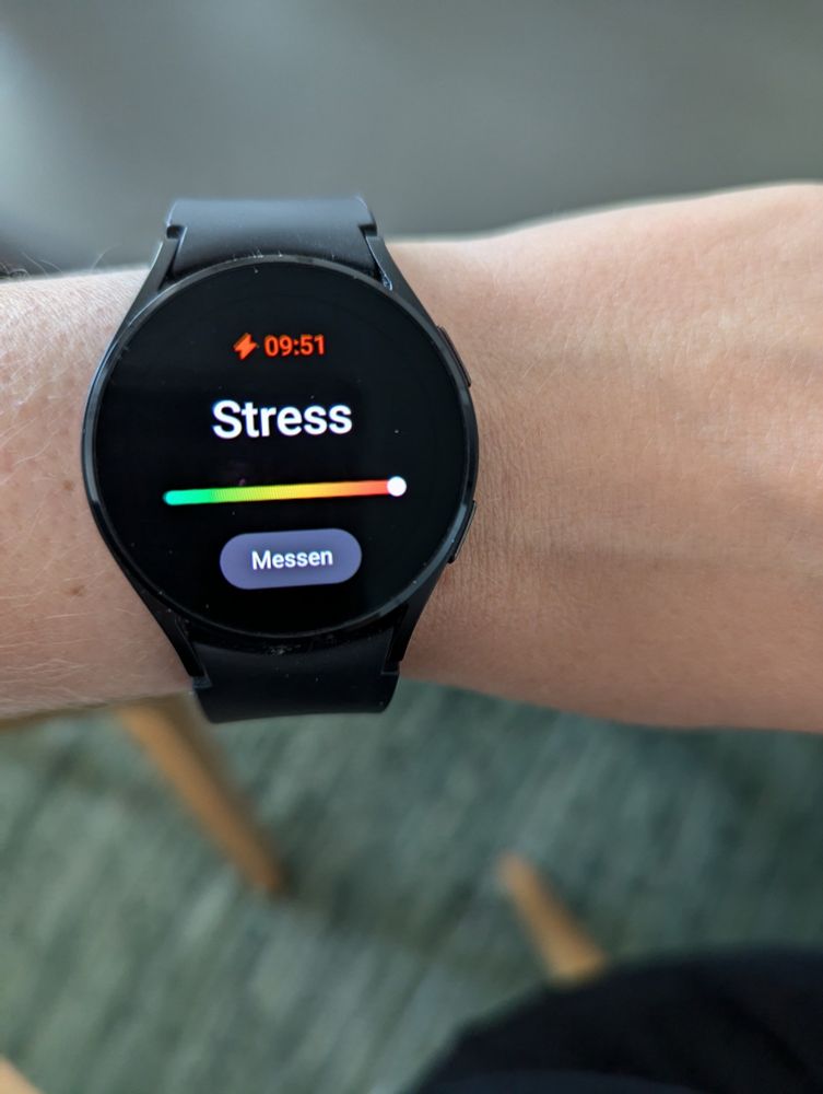 Anzeige einer SmartWatch, die das höchste Stresslevel anzeigt