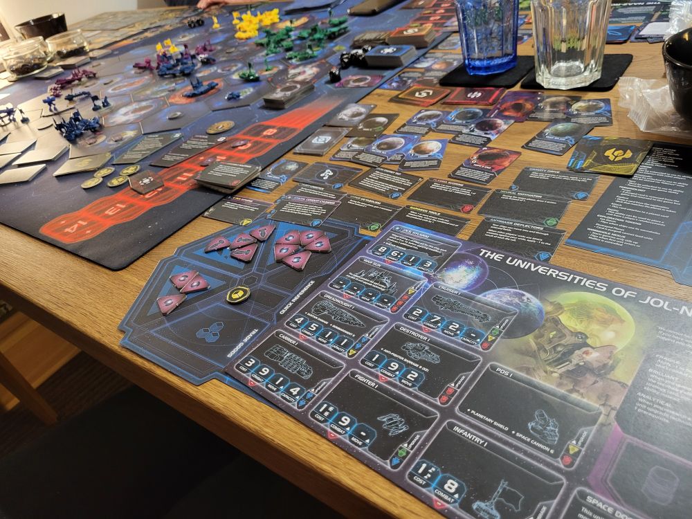 Twilight Imperium vier. Ein strategische Weltraumspiel. Man sieht meine Fraktion, die Universität von Jol-Nar.