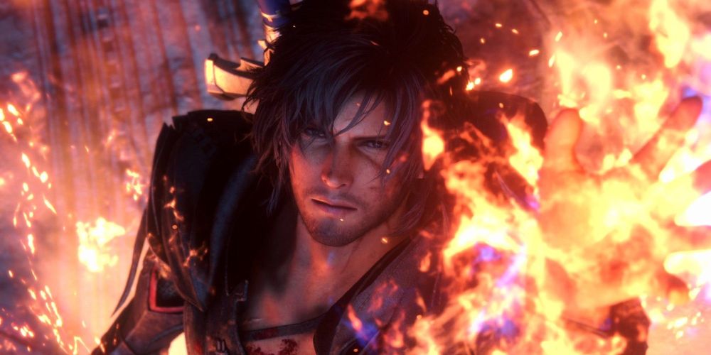 Videospiel Charakter aus Final Fantasy 16. Das Bild zeigt einen Mann mit zerzausten dunklen Haaren und entschlossenem Blick, umgeben von lodernden Flammen

