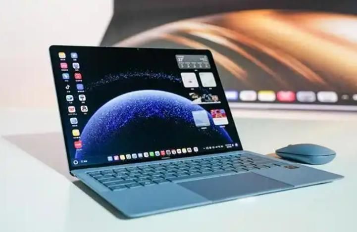 Huawei lança PCs com sistema operacional autodesenvolvido

A gigante chinesa de tecnologia Huawei revelou nesta segunda-feira dois laptops equipados com HarmonyOS, marcando a estreia de seu sistema operacional autodesenvolvido em computadores pessoais (PCs).

O lançamento do Huawei MateBook Pro e do MateBook Fold Ultimate Design sinaliza o esforço da empresa para expandir o HarmonyOS além de smartphones e tablets em um mercado de PCs há muito liderado pelo Windows da Microsoft e pelo macOS da Apple.

No evento de lançamento em Chengdu, capital da Província de Sichuan, no sudoeste da China, o diretor executivo da Huawei, Yu Chengdong, disse que os computadores com HarmonyOS integraram software, hardware, dispositivos e serviços em nuvem para remodelar fundamentalmente a experiência do PC.

O HarmonyOS, ou Hongmeng em chinês, é um sistema operacional de código aberto projetado para vários dispositivos e cenários. Lançado originalmente em 2019, desde então tem sido aplicado em smartphones, tablets, aparelhos vestíveis, eletrodomésticos inteligentes e veículos de nova energia.