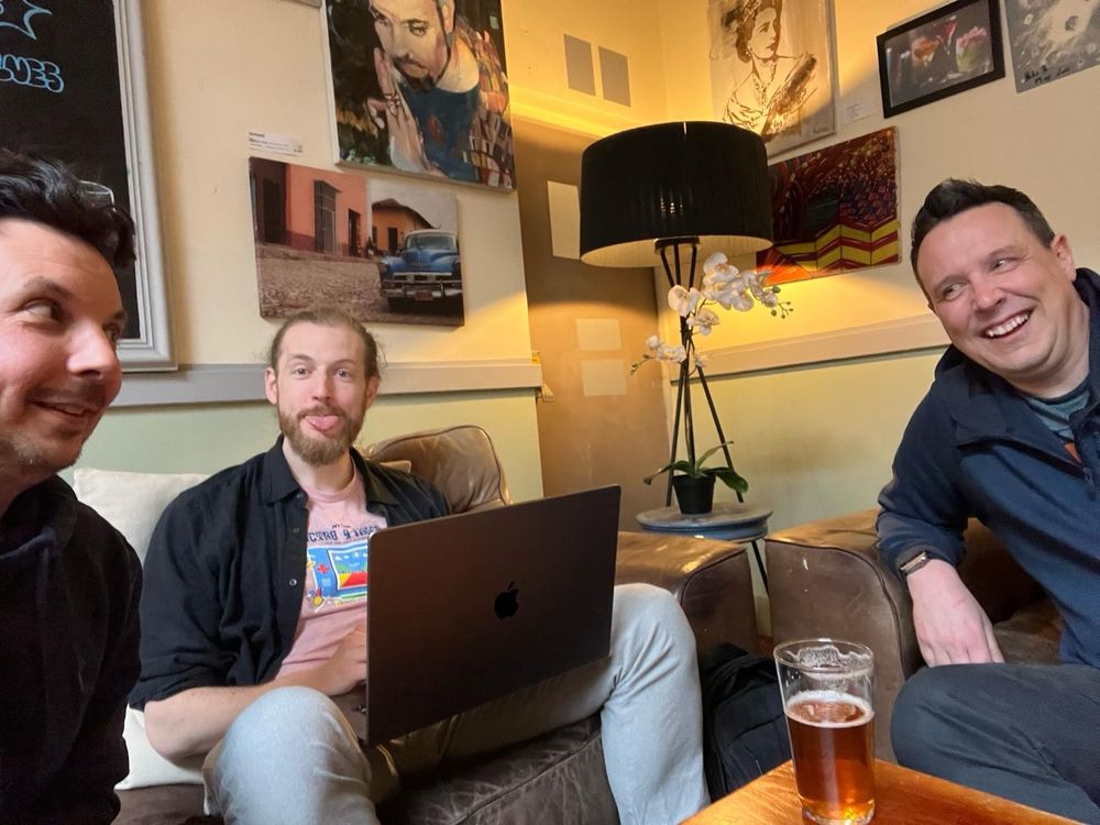 Antony and Scott sharing a glance at each other and Rich being totally normal 