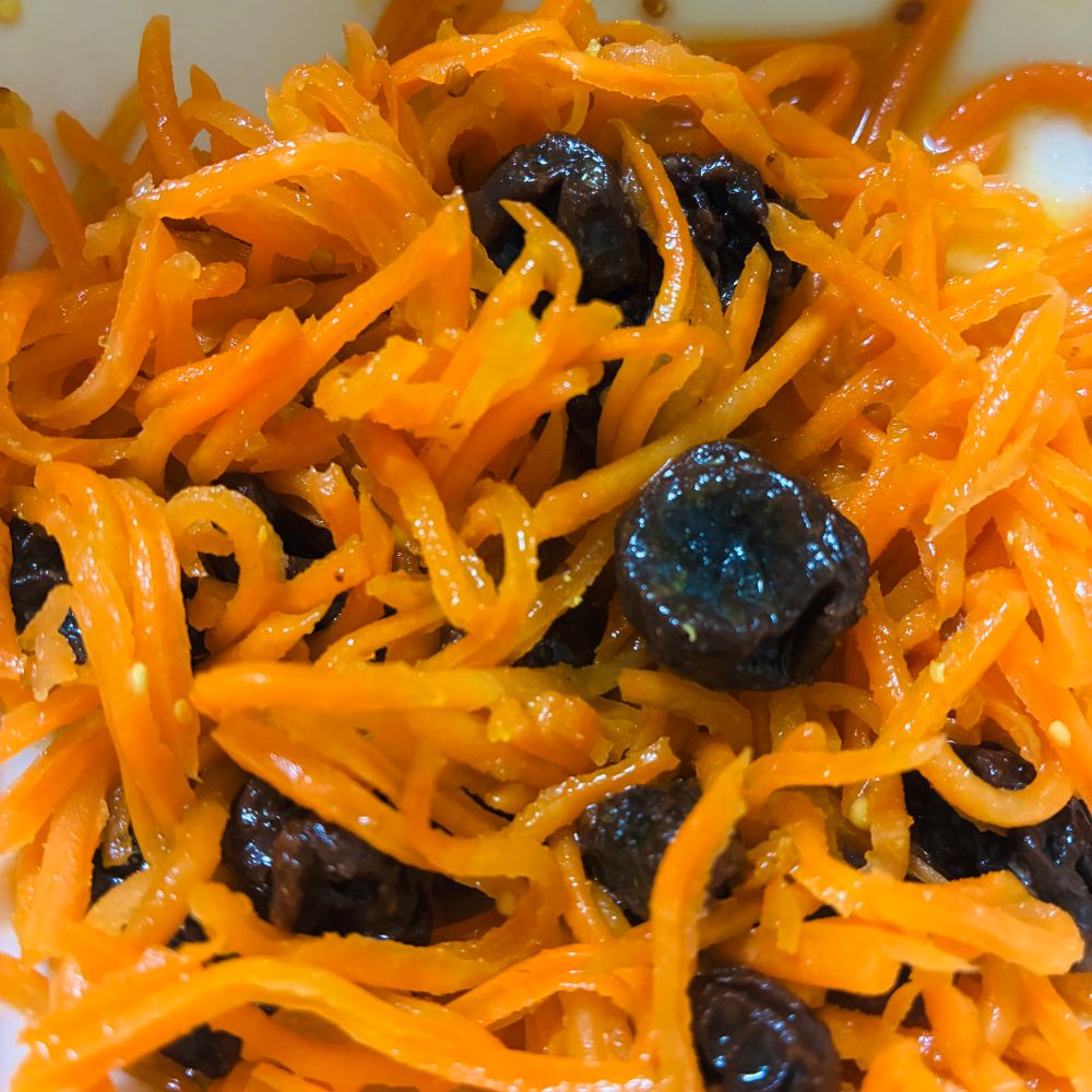 画面いっぱいのキャロットラペ。細切りの人参とレーズンが写っている