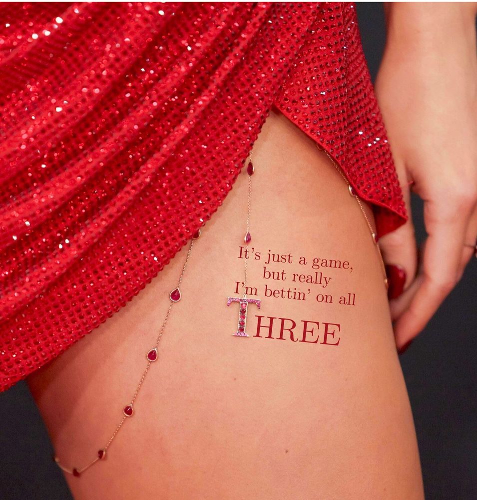 Closeup on the T thigh chain that Taylor Swift wore to the Grammys. 