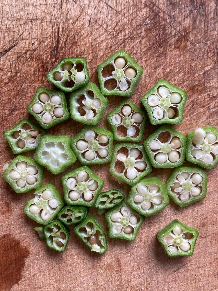 切られたオクラが並んでる　ムンクの「叫び」みたい