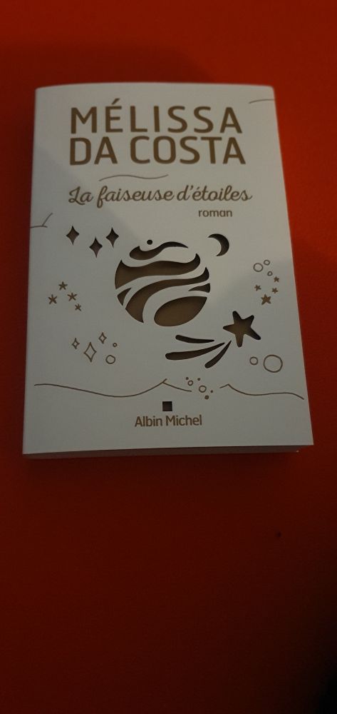 MÉLISSA DA COSTA

LA FAISEUSE D'ÉTOILES

« Tu m’as appris une leçon essentielle aujourd’hui. Je croyais bien faire mais c’est toi qui as raison. On cherche toujours le bonheur loin de chez soi. On croit qu’il se trouve dans l’exotisme, de paysages différents, de senteurs nouvelles, de bâtiments imposants. Ce n’est pas toujours vrai, n’est-ce pas ? Parfois le bonheur, c’est juste être assis sur une butte tous les trois. »

