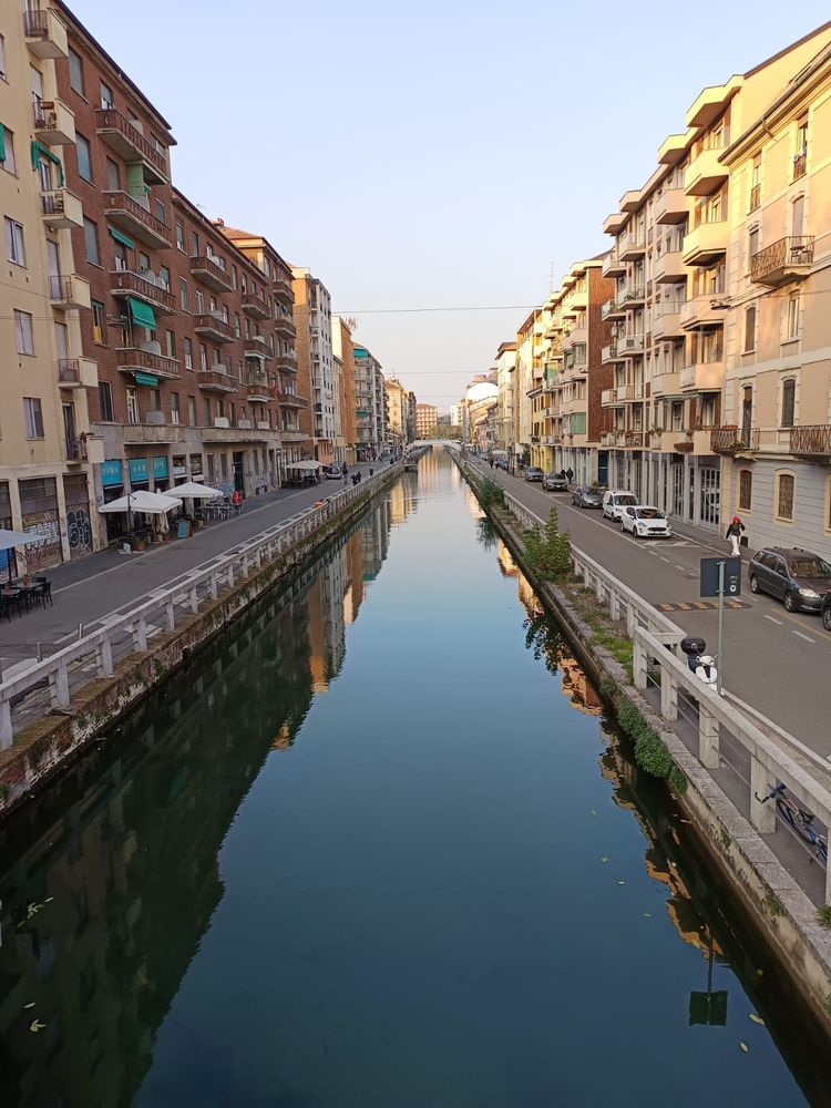 Kanal mitten in der Stadt und links und rechts Häuser