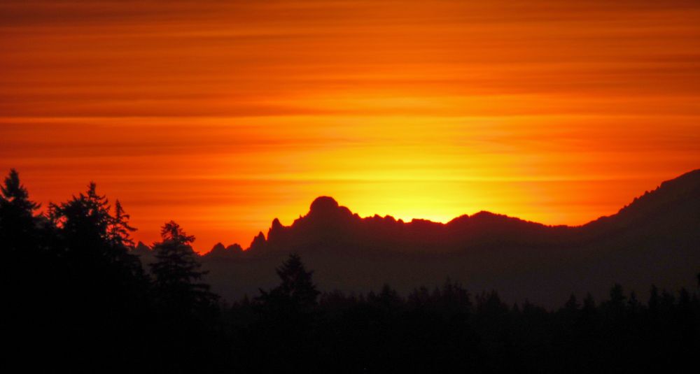 Sunrise colors over the Cascades