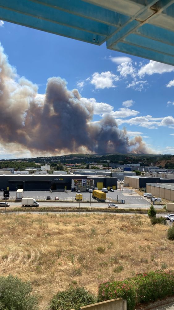 Incendie impressionnant a narbonne, vu de mon bureau.