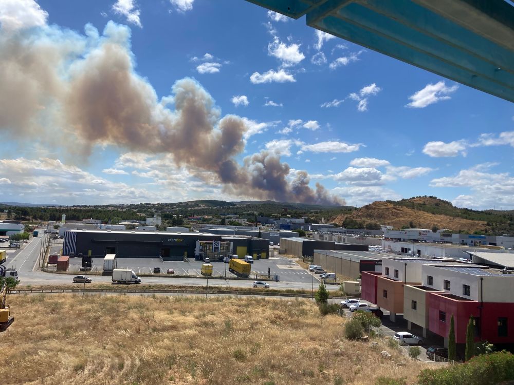 Incendie de garrigue, vu de mon bureau. Environ le 10ème en 4 jours.