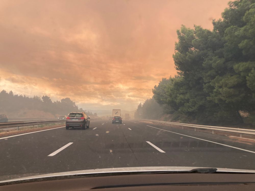 Sur l’autoroute, passage dans le panache du feu. Tout est orange. Comme dans les films.