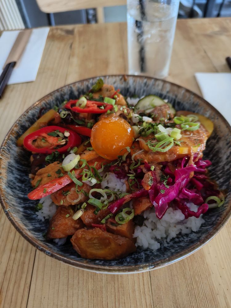 A much recommended peanut chicken rice bowl