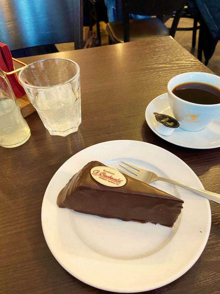 Ein Stück Baumkuchen-Torte.