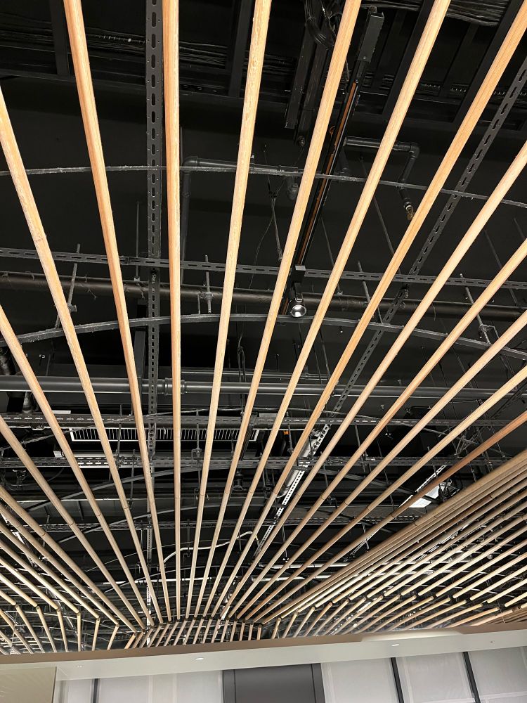 天井。その上に配管が透けて見える風景。