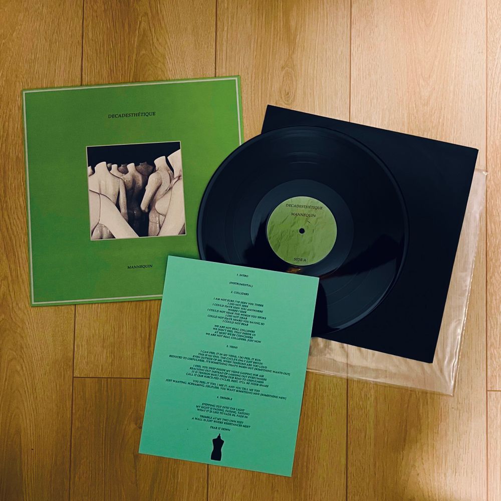 Image of the LP version of the ‘Mannequin’ album. Visible are the sleeve, insert and black 12 inch LP.