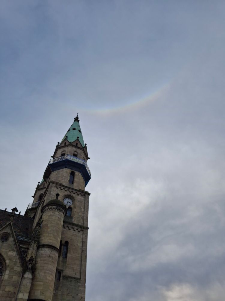 Passend zur Demo für Demokratie in Meiningen, erschien ein Regenbogen direkt über dem Markt. Das Bild zeigt den Regenbogen über dem Kirchturm.
Am Kirchturm hängt ein Plakat: Herz statt Hetze