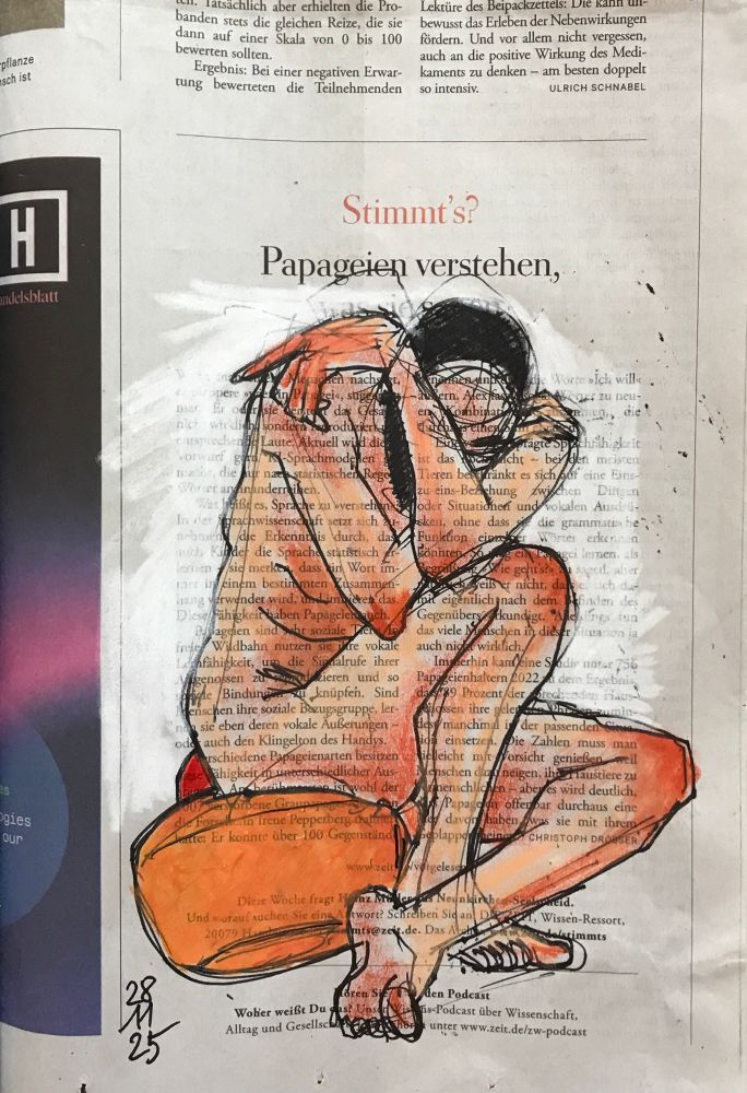 Zusammengekauert sitzender männlicher Akt auf Zeitung mit Text „Papageien verstehen“