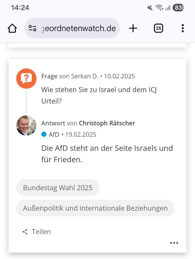 Ein Screenshot der Seite abgeordnetenwatch.de. Auf die am 10. Februar 2025 Frage eines "Serkan D.": "Wie stehen Sie zu Israel und dem ICJ Urteil?", folgt am 19. Februar die Antwort Christoph Rätschers: "Die AfD steht an der Seite Israels und für Frieden." Darunter die Tags "Bundestag Wahl 2025" und "Außenpolitik und internationale Beziehungen".