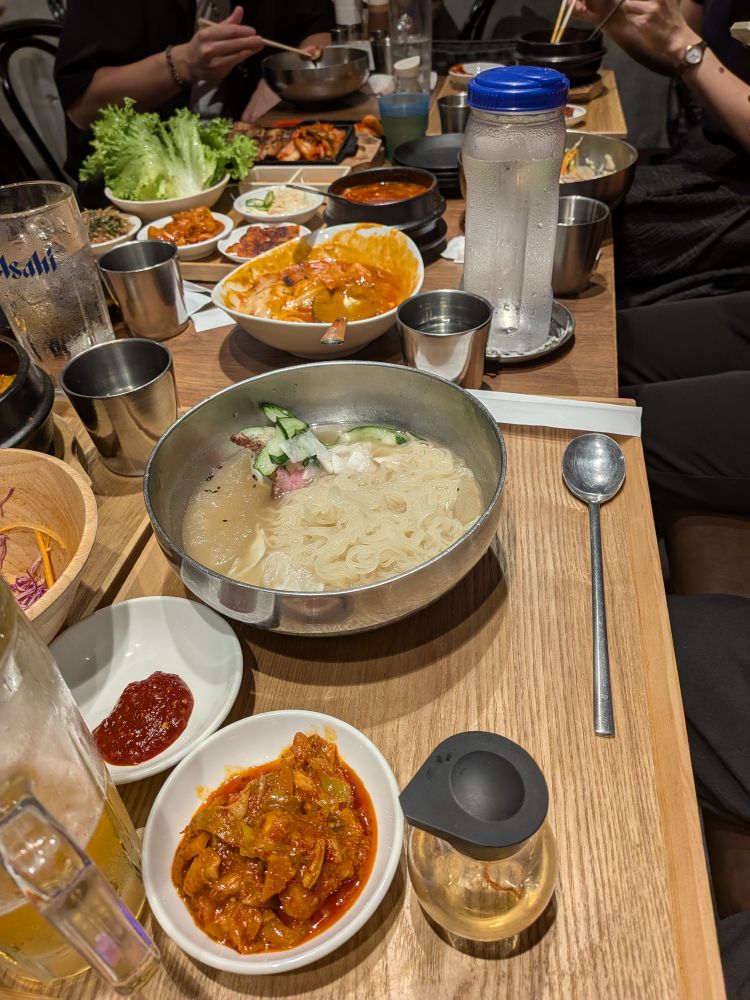 冷麺など沢山の料理