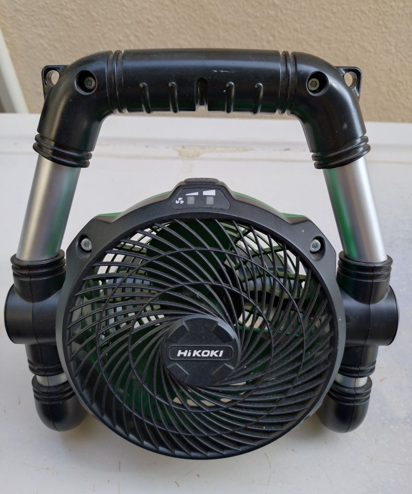 室外用扇風機を多肉植物用に出しました。