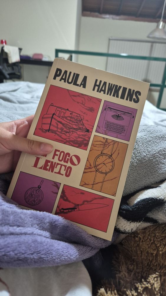 Capa do livro "Em fogo lento", de Paula Hawkins.  Tem um fundo bege e cinco quadrados coloridos com desenhos dentro: dois vermelhos (um com um barco e outro com uma faca), dois roxos (um com uma máquina de escrever e outro com uma medalha) e um laranja (com um relógio).