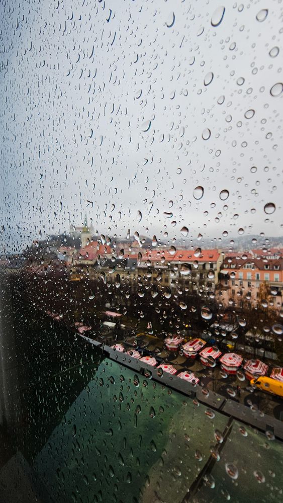 Kuvassa Bratislavan kaupunkia hotellin sateisen ikkunan läpi kuvattuna