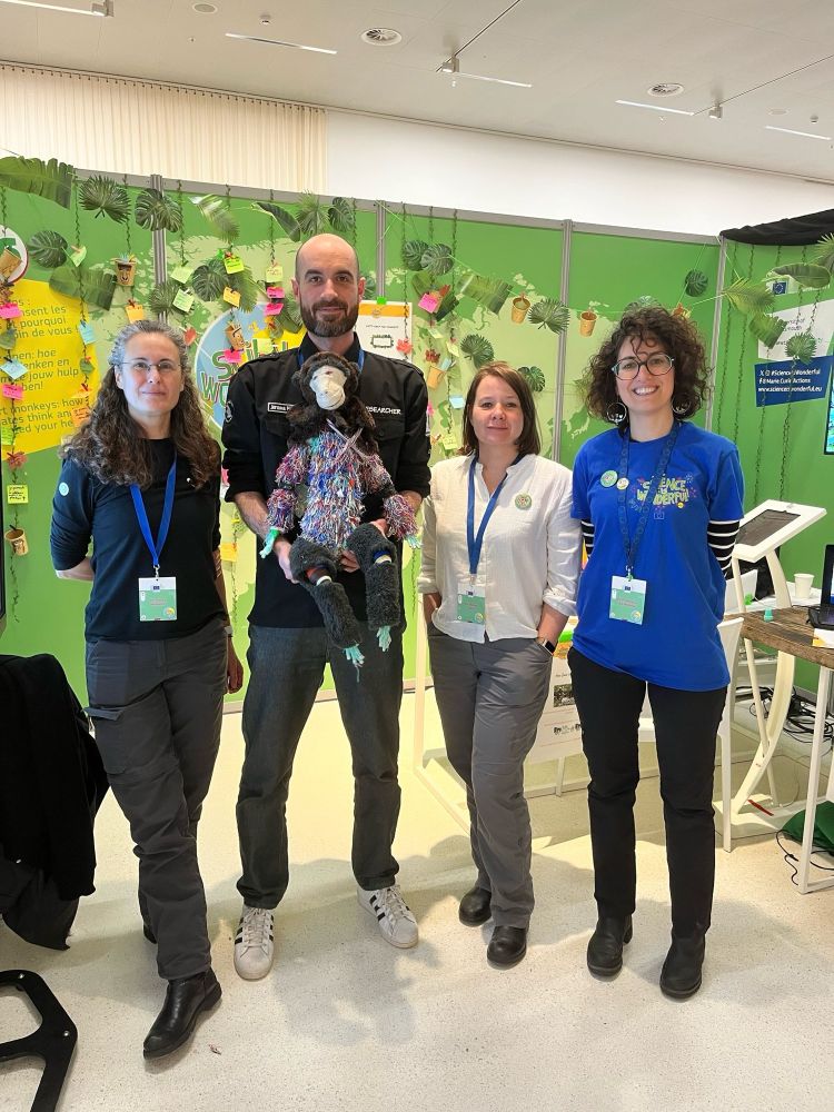 Dr Teresa Romero, Dr Jerome Micheletta, Dr Marine Joly and Dr Francesca De Petrillo in front of their booth „Smart monkeys: how primates think and why they need your help!“