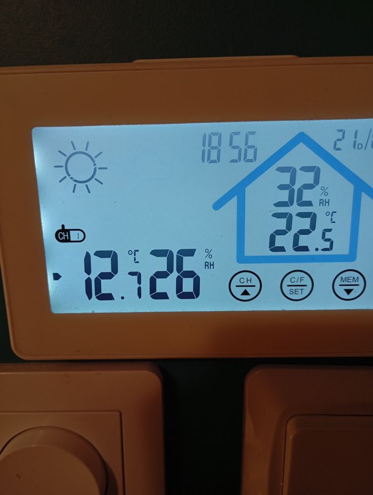 El termómetro marcando una temperatura exterior de -12,7 °