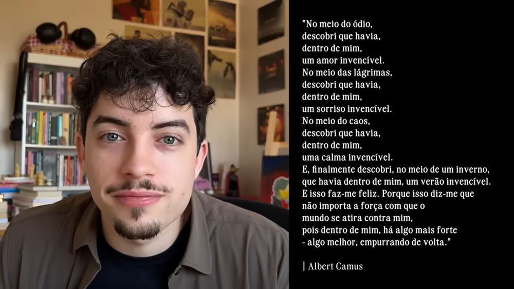 Print do vídeo 'A leveza de não controlar (equilíbrio e sacrifício)' de Dyllan Johnny. Na imagem, Dyllan - um homem jovem de pele clara, de olhos também claros e de cabelos cacheados curtos e escuros - aparece com um sorriso sereno após recitar um texto do filósofo e escritor Albert Camus: 

"No meio do ódio,
descobri que havia,
dentro de mim,
um amor invencível.
No meio das lágrimas,
descobri que havia,
dentro de mim,
um sorriso invencível.
No meio do caos,
descobri que havia,
dentro de mim,
uma calma invencível.
E, finalmente descobri, no meio de um inverno,
que havia dentro de mim, um verão invencível.
E isso faz-me feliz. Porque isso diz-me que
não importa a força com que o
mundo se atira contra mim,
pois dentro de mim, há algo mais forte
- algo melhor, empurrando de volta."