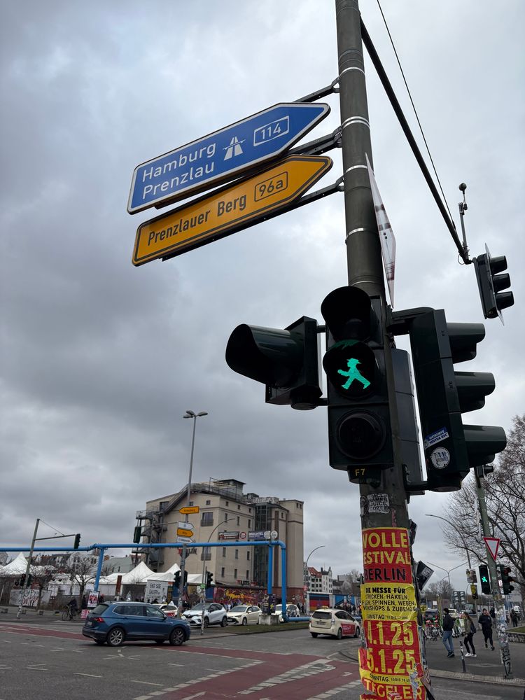 Ampelmann devant la East Side Gallery 
