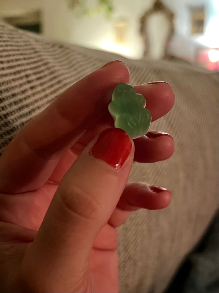 Ich halte einen Miniatur Weingummi Frosch in der Hand 