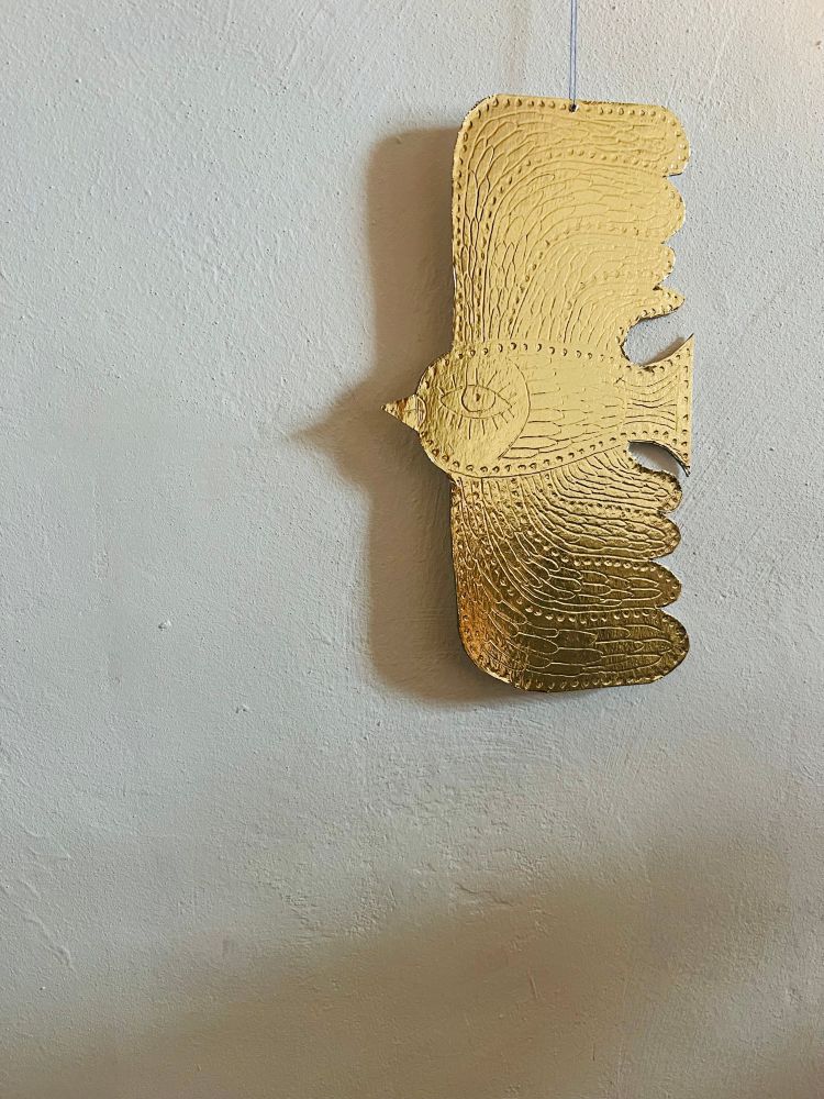 Vogel aus goldener Pappe 