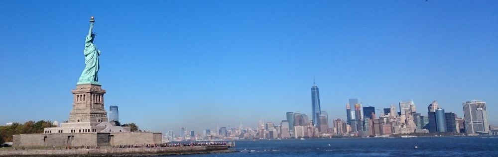 Freiheitsstatue und ein kleiner Ausschnitt von New York City 