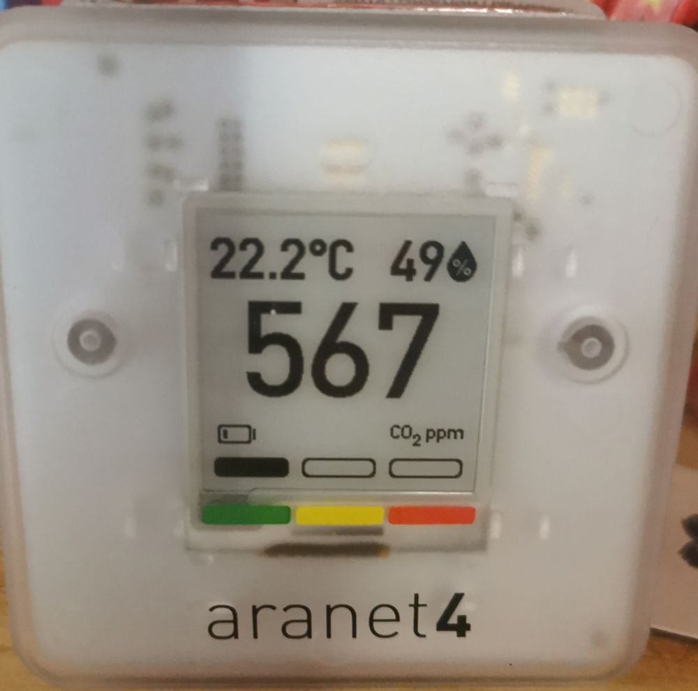 Photo de mon capteur de co2 aranet 4 qui indique :
22.2 ° celsius
567 ppm
49% d'humidité 