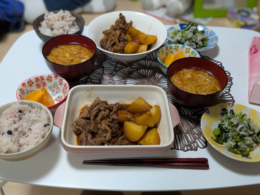 雑穀米、柿、シンプル肉じゃが、人参のかきたま味噌汁、春菊おろし