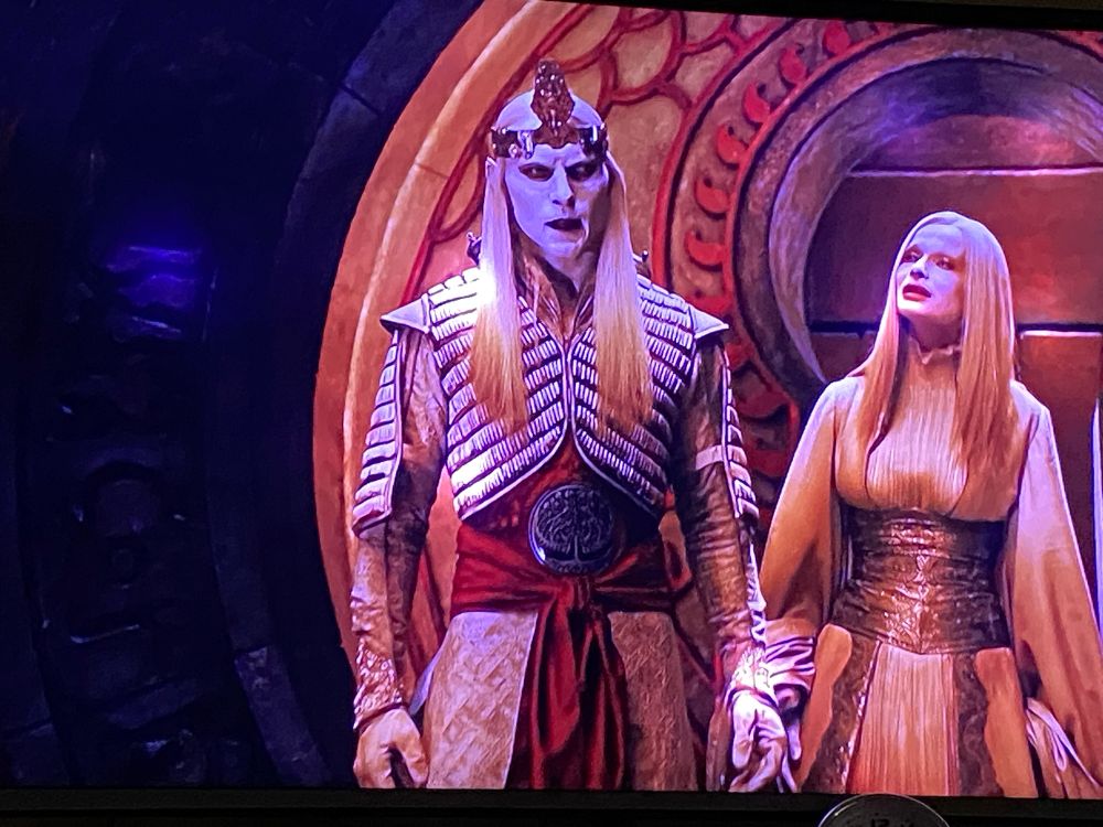 A screenshot from “Hellboy - The Golden Army” with the prince Nuada
