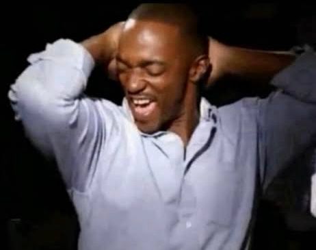 meme. Anthony Mackie dançando, ele está com as maos na cabeça e sorrindo