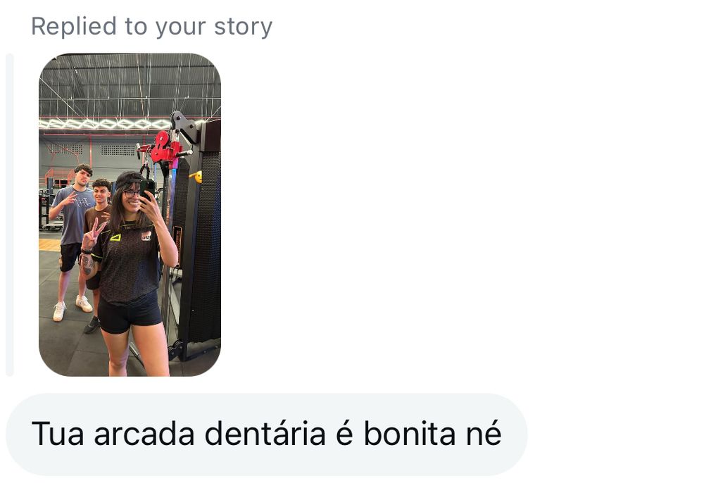 print de tela do inbox do instagram, respondendo o meu story na academia, em selfie no espelho, sorrindo. 

aqui se diz “tua arcada dental é bonita né”