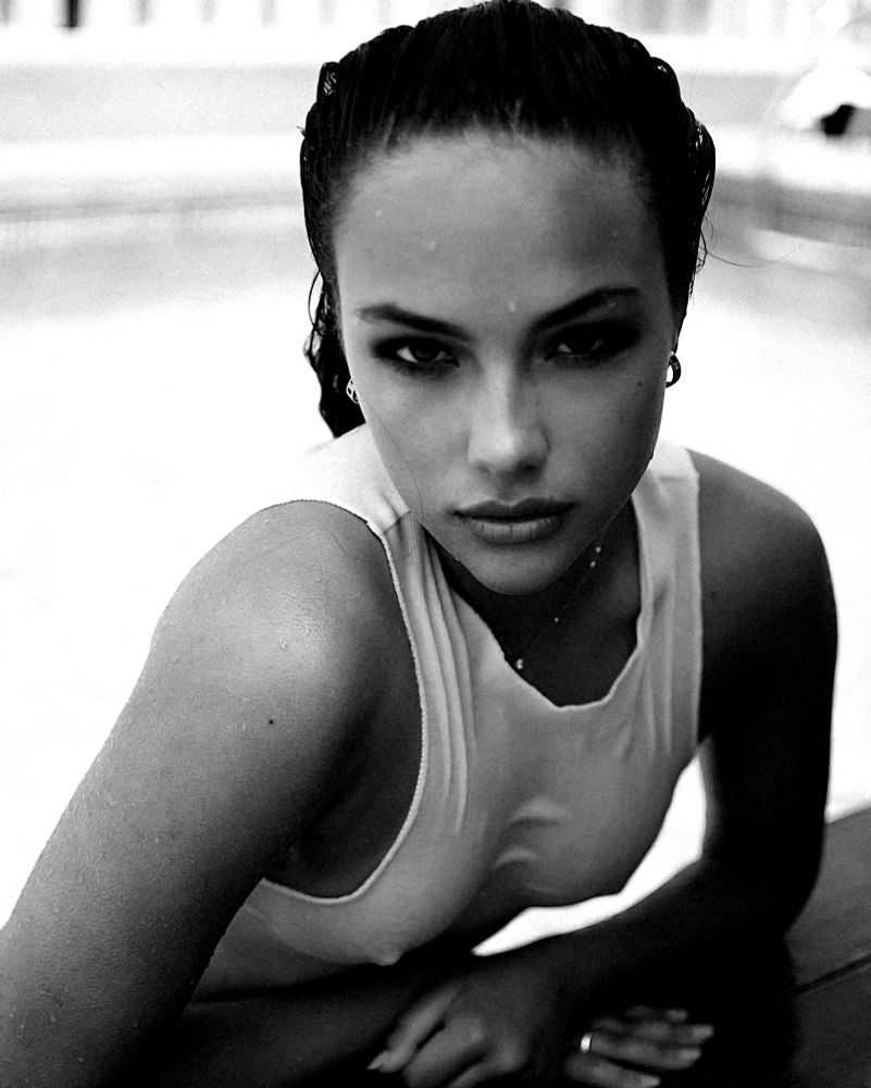 Bw portrait of a young woman. 