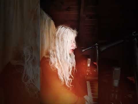 What's my voice type? Soprano #singing unexpected low notes. From angelic high to earthy low #live
