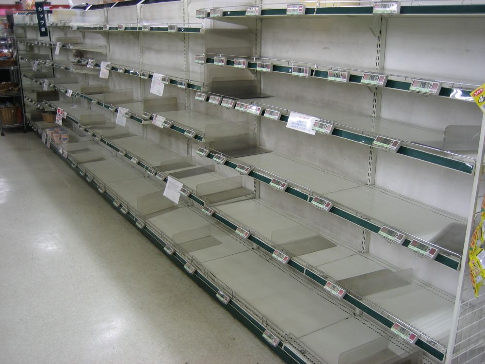 2011.3.19、都内某スーパーのカップ麺・インスタント食品売り場の棚 (ほぼ空っぽ)