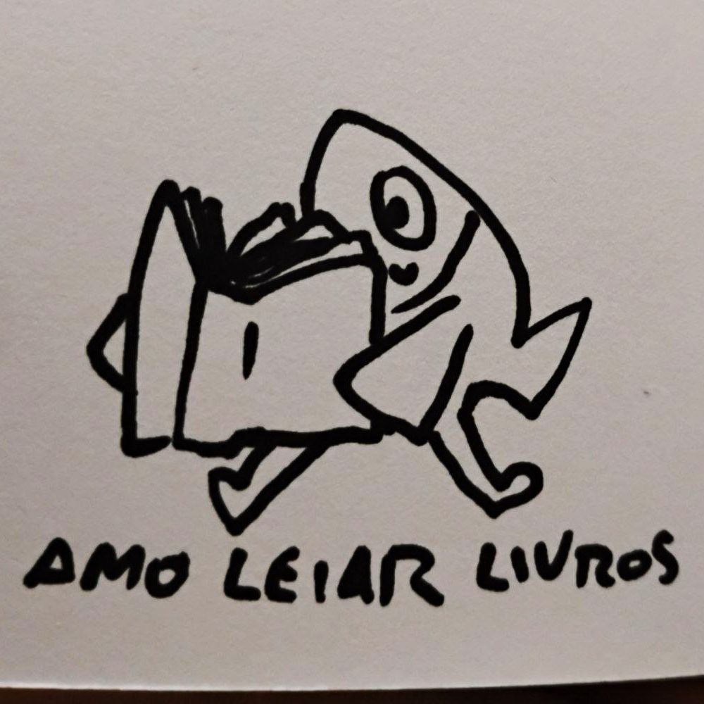 Foto de um desenho do pexe com pernas lendo um livro e escrito abaixo "amo leiar livros"